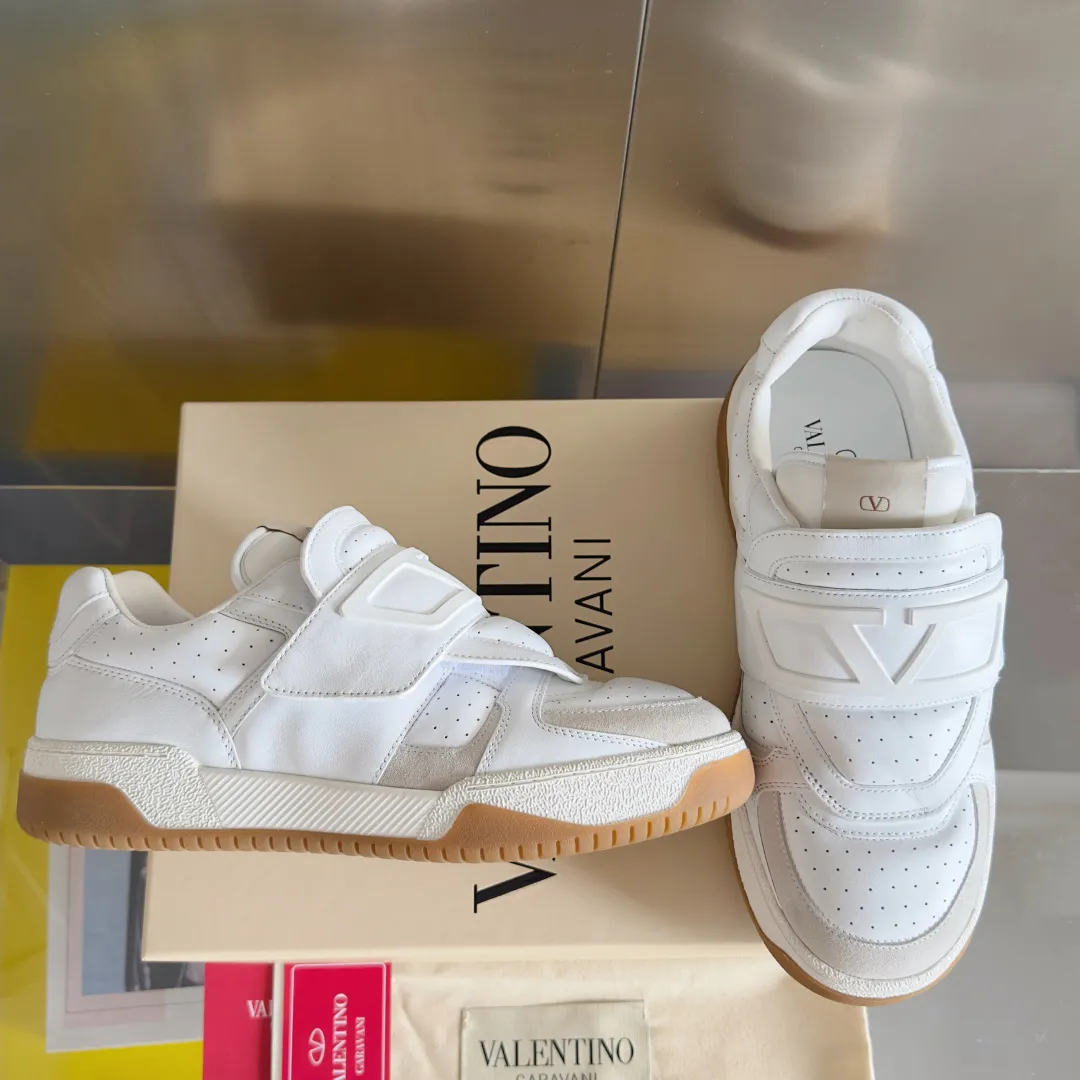 [Valentino] P: 880💰 Couple model, size: ▪️Size: Women's model 35-40 / Men's model 39-44 (45 customized) Valentino Valentino Couple model Joie de Jouer series Velcro Thick sole Bread shoes Couple model Casual sports shoes White shoes Original purchase and development Production Joie de Jouer series The style is simple but not out of style. The pure white base is paired with fresh green and soft beige, and the unique Velcro design highlights your personality. Every detail tells the fashion and quality. Wear it, take a confident step, and start the fashion journey. Exquisite packaging at the delivery counter🛍📦 ▪️Fabrics: Original custom imported first-layer cowhide ▪️Inner lining: Original custom-made soft sheepskin lining ▪️Outsole: Original open-molded anti-slip TPU material ▪️Sole thickness: 3.5CM